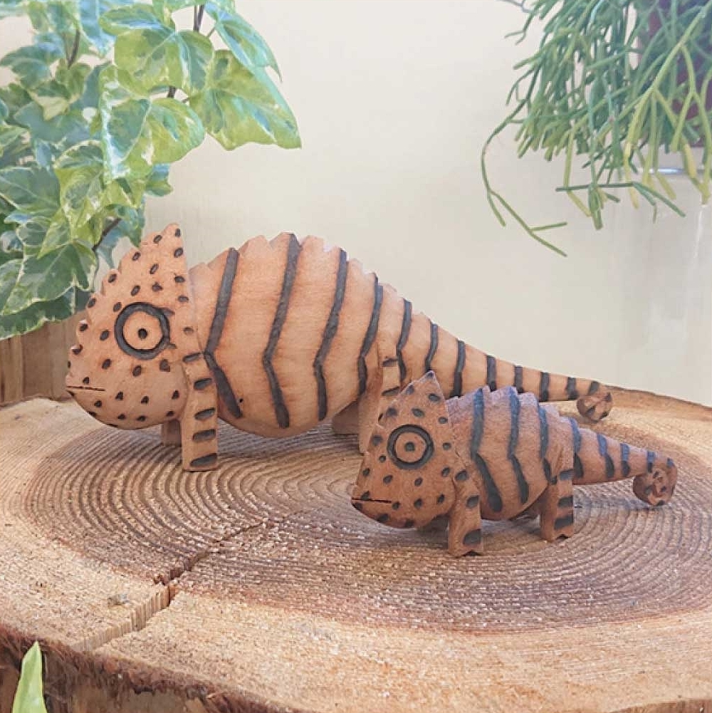 マダガスカル木彫りオブジェ カメレオン２匹